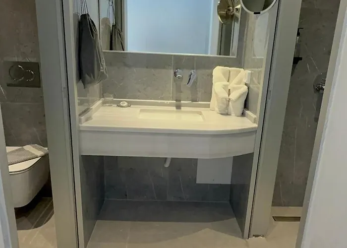 Amaryllis Front Hotel